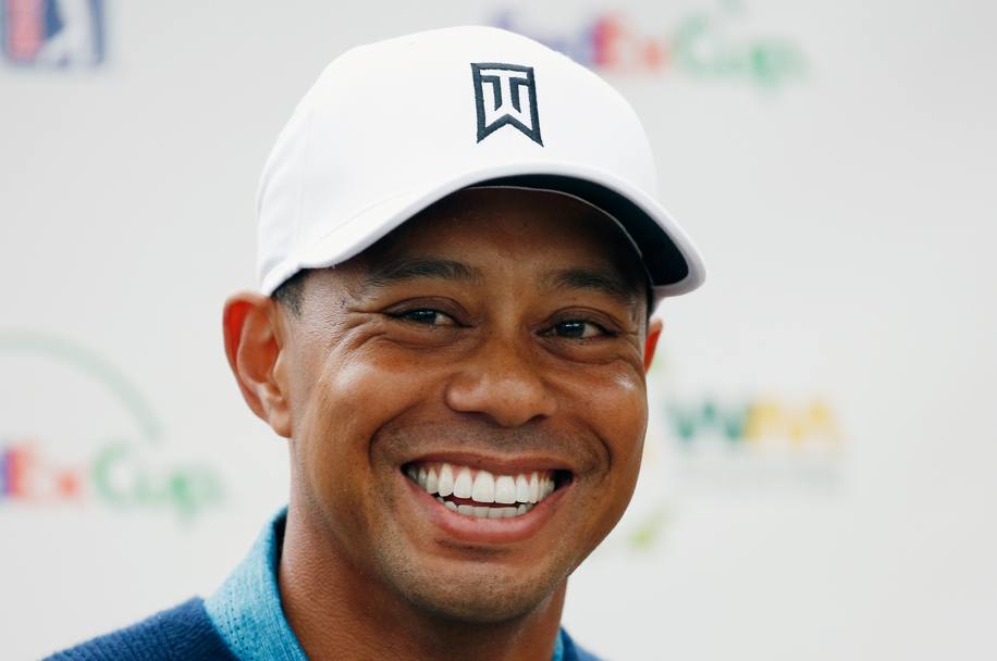 Tiger Woods mostra un sorriso smagliante durante gli allenamenti in vista del torneo Waste Management Phoenix Open di Scottsdale, Arizona (Afp)